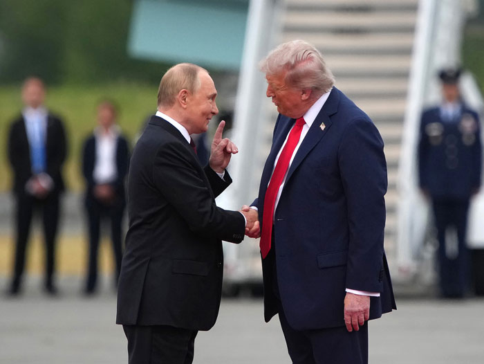 Trump and Putin&#8217;s Awkward &#8216;Yanking&#8217; Handshake Goes Viral Amid Historic Meeting As Body Language Expert Reveals Significance