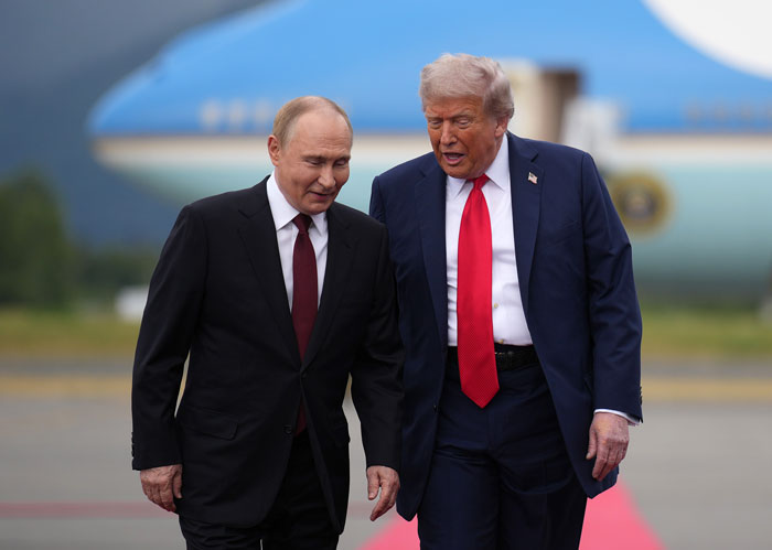 Trump and Putin&#8217;s Awkward &#8216;Yanking&#8217; Handshake Goes Viral Amid Historic Meeting As Body Language Expert Reveals Significance