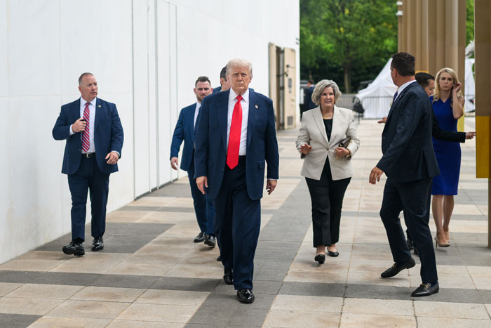 Trump and Putin&#8217;s Awkward &#8216;Yanking&#8217; Handshake Goes Viral Amid Historic Meeting As Body Language Expert Reveals Significance