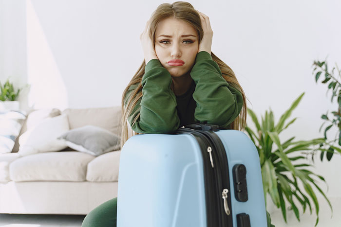 Half-Sister Shows Up With Suitcase After 17 Years, Woman Calls Police Instead Of Letting Her Stay
