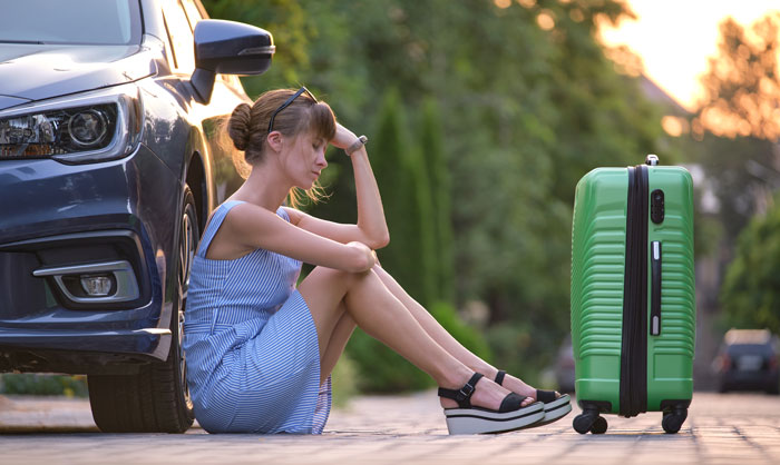 Half-Sister Shows Up With Suitcase After 17 Years, Woman Calls Police Instead Of Letting Her Stay
