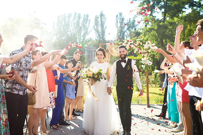 Woman Upset Her And Her Bestie’s Weddings Are 3 Weeks Apart, The Friend Doesn’t See The Issue