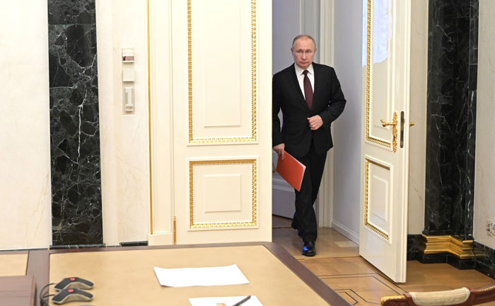 &#8220;What&#8217;s Up With Them?&#8221;: Putin’s Twitching Leg In Alaska Meeting With Trump Sparks Exoskeleton Rumors
