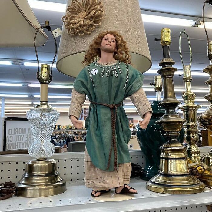 64 Times People Stumbled Upon The Most Bizarre Things At Thrift Stores (New Pics)