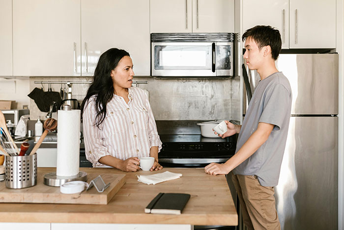 Lady Plans Family Vacation, Dumps Cat Duties On Roommate Who Refuses To Be The Litter Box Servant