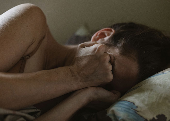 Woman Appalled By Dad’s Reaction To Her Giving Birth To His Dead Grandchild