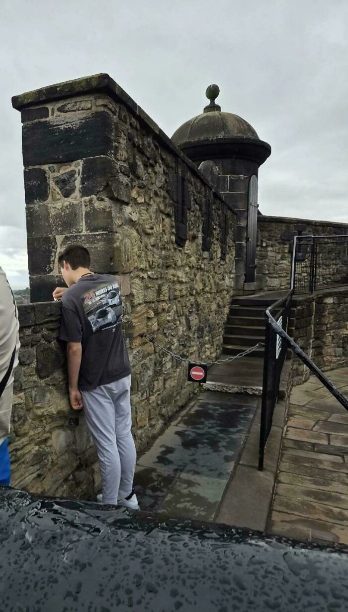 78 Infuriating Photos Showing People Who Have No Care About Rules And Etiquette (New Pics)