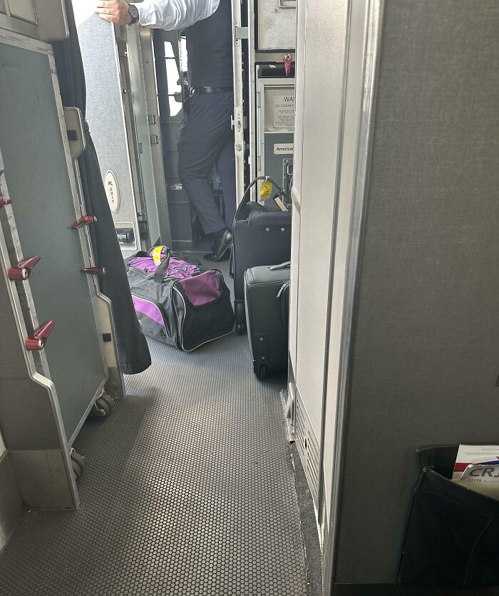 78 Infuriating Photos Showing People Who Have No Care About Rules And Etiquette (New Pics)