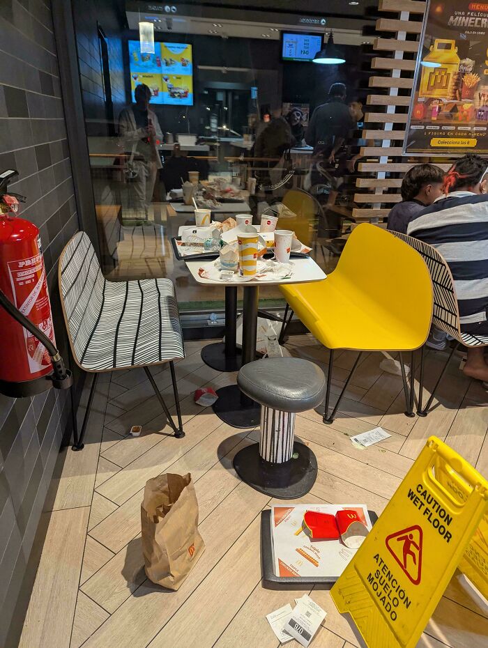 78 Infuriating Photos Showing People Who Have No Care About Rules And Etiquette (New Pics)