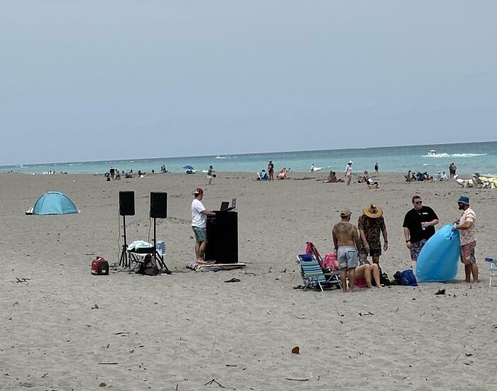 78 Infuriating Photos Showing People Who Have No Care About Rules And Etiquette (New Pics)