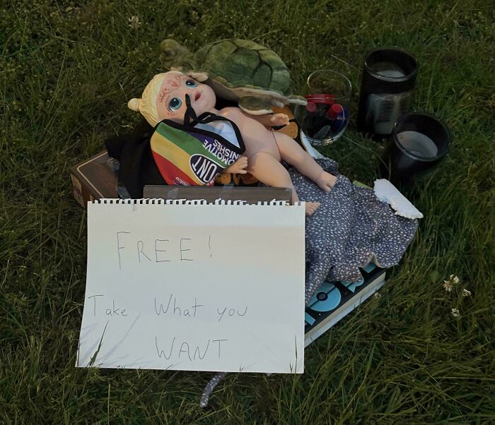 78 Infuriating Photos Showing People Who Have No Care About Rules And Etiquette (New Pics)