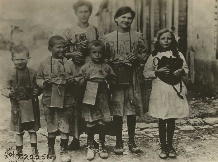 40 Photos That Reveal Daily Life Beyond The WWI Trenches