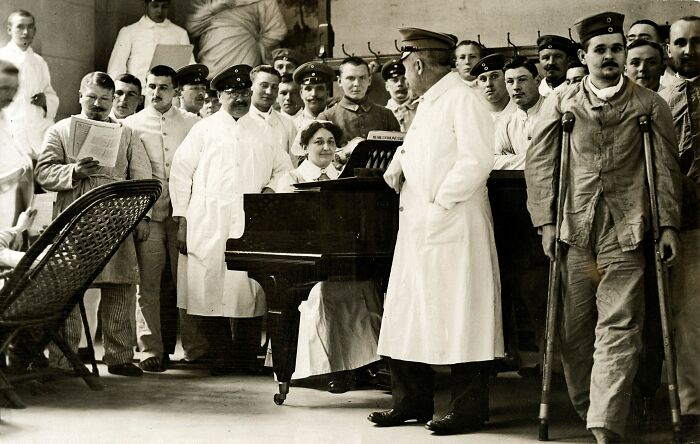 40 Photos That Reveal Daily Life Beyond The WWI Trenches