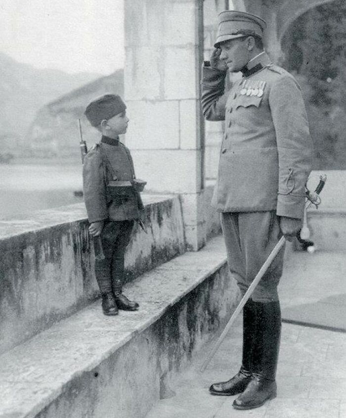 40 Photos That Reveal Daily Life Beyond The WWI Trenches