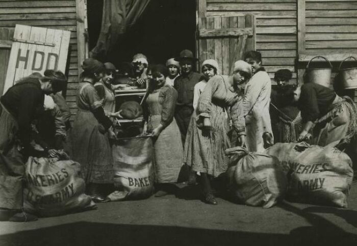 40 Photos That Reveal Daily Life Beyond The WWI Trenches