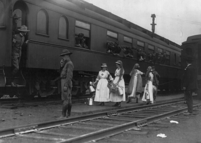 40 Photos That Reveal Daily Life Beyond The WWI Trenches