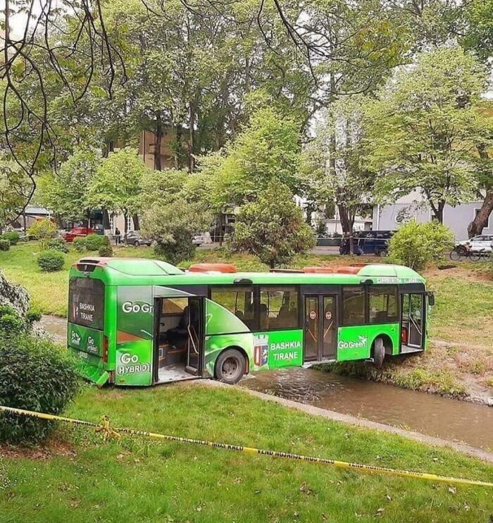&#8220;Can&#8217;t Park There, Mate!&#8221;: 117 Parking Fails That Had To Be Shared Online