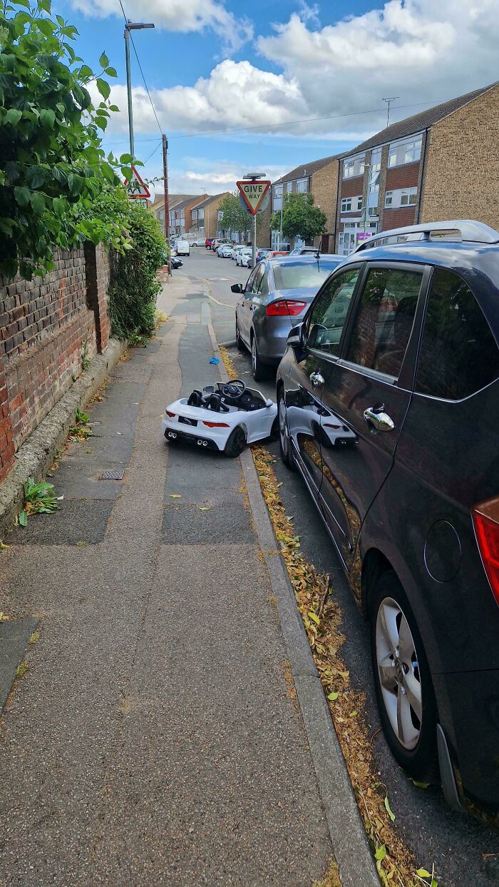 &#8220;Can&#8217;t Park There, Mate!&#8221;: 117 Parking Fails That Had To Be Shared Online
