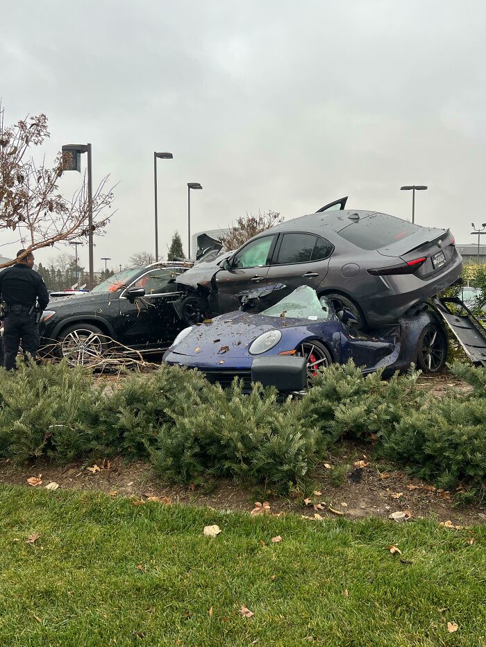 &#8220;Can&#8217;t Park There, Mate!&#8221;: 117 Parking Fails That Had To Be Shared Online