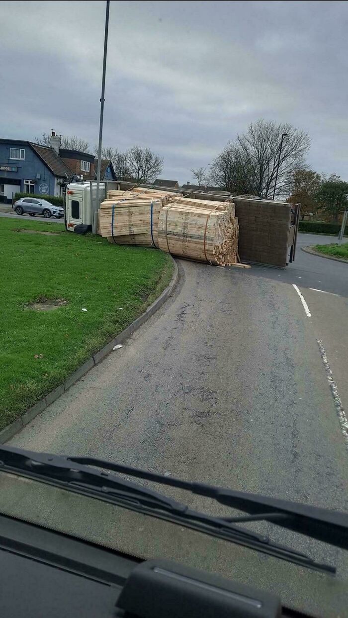 &#8220;Can&#8217;t Park There, Mate!&#8221;: 117 Parking Fails That Had To Be Shared Online