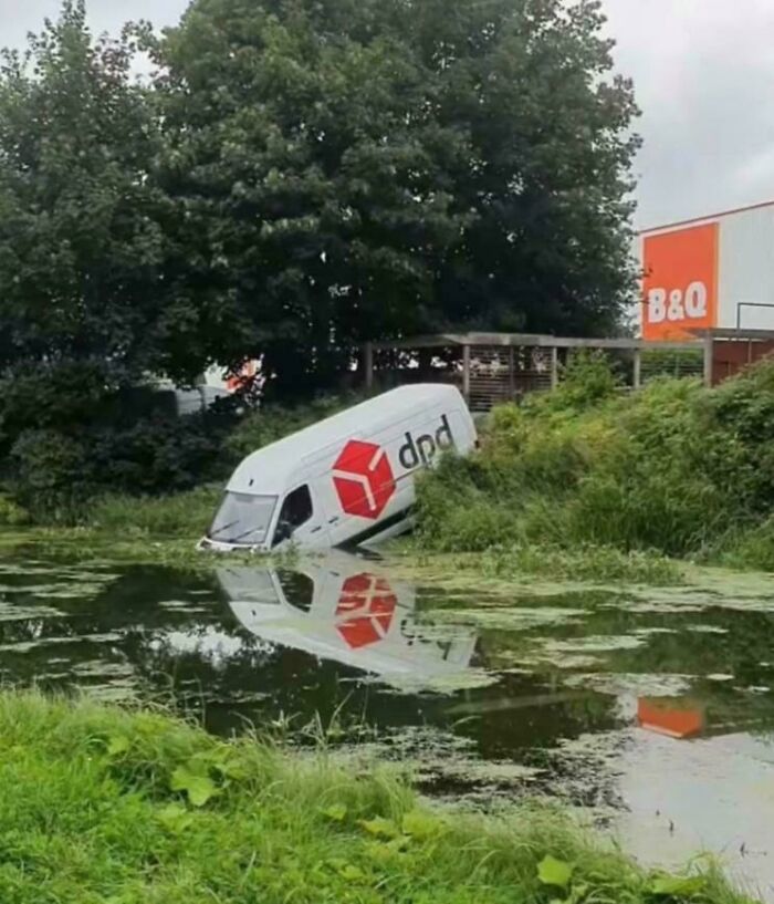 &#8220;Can&#8217;t Park There, Mate!&#8221;: 117 Parking Fails That Had To Be Shared Online