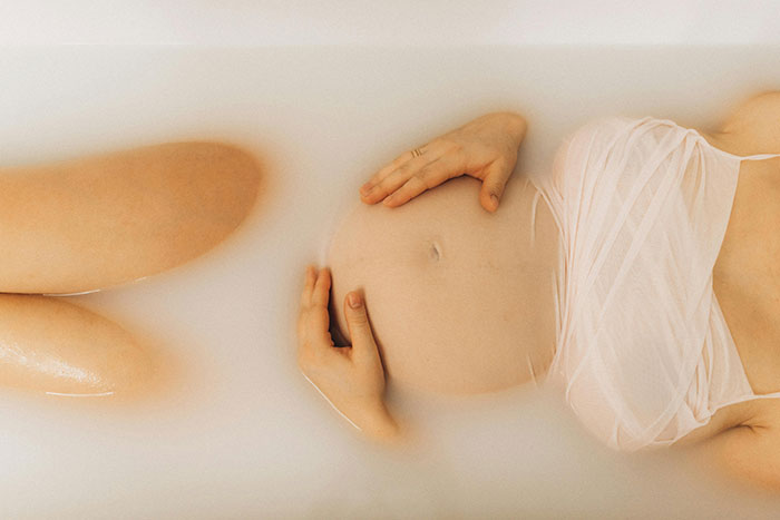 Woman 40 Weeks Pregnant Slips And Fall In The Tub, Boyfriend Mad He Has To Help Her Up After 40 Mins