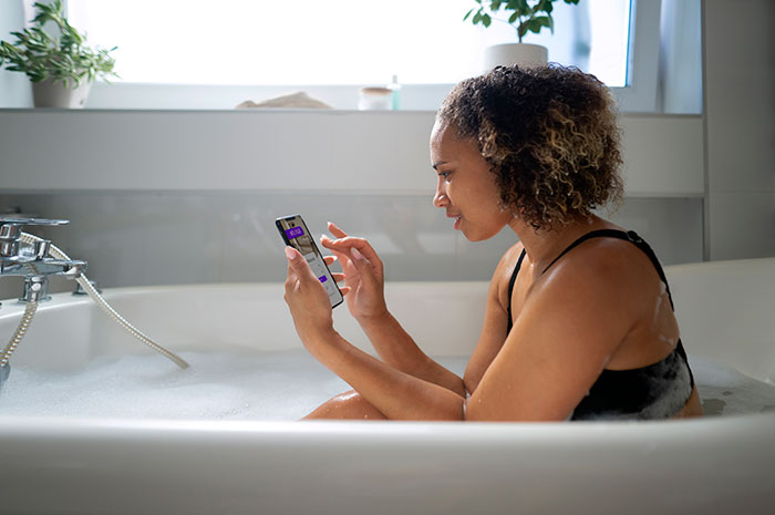 Woman 40 Weeks Pregnant Slips And Fall In The Tub, Boyfriend Mad He Has To Help Her Up After 40 Mins
