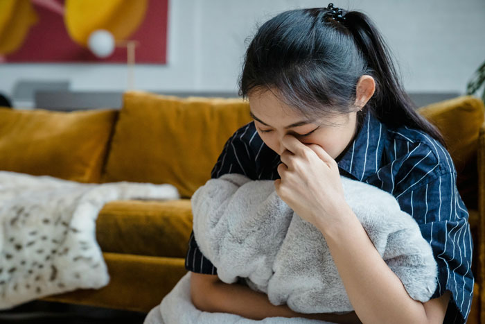 BF Feels Embarrassed And Annoyed After GF Refuses To Let His Female Friend Use Her Expensive Shampoo