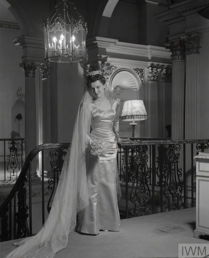 How British Women Kept Their Style During WWII Restrictions (35 Pictures)