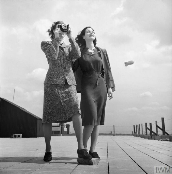 How British Women Kept Their Style During WWII Restrictions (35 Pictures)