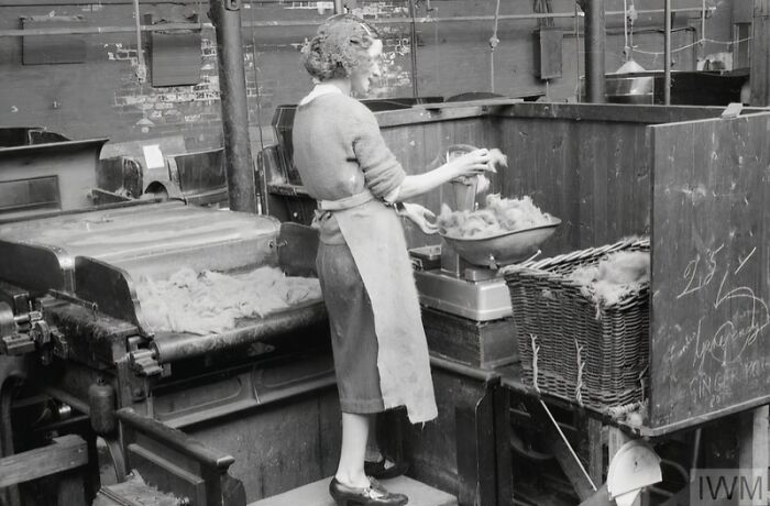 How British Women Kept Their Style During WWII Restrictions (35 Pictures)