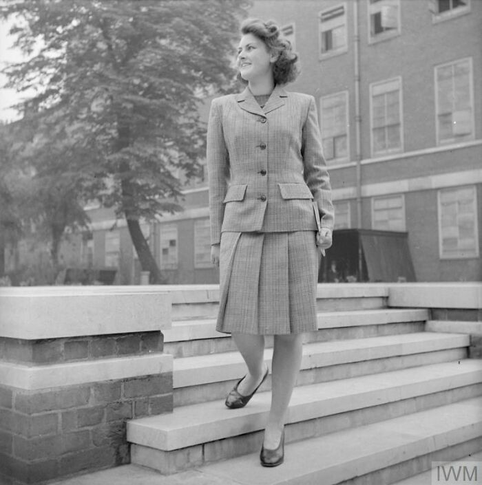 How British Women Kept Their Style During WWII Restrictions (35 Pictures)