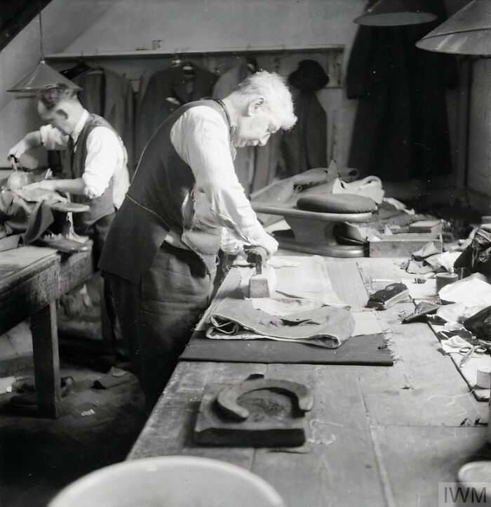How British Women Kept Their Style During WWII Restrictions (35 Pictures)