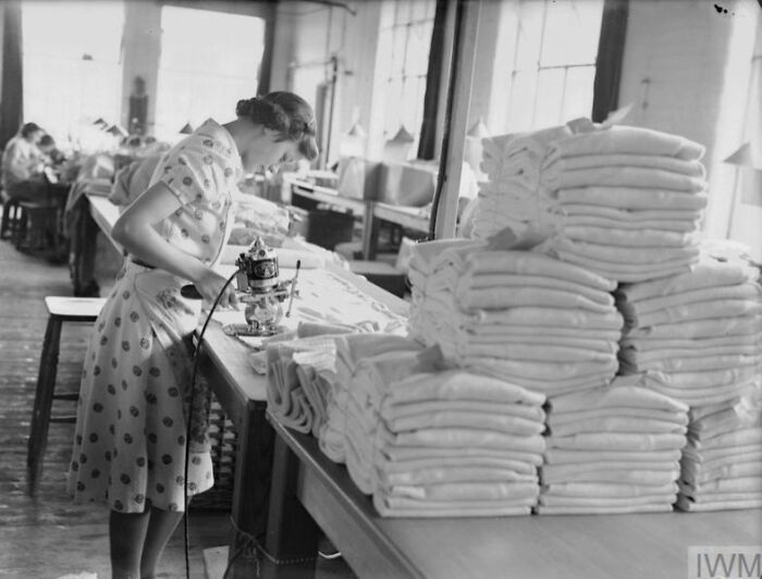 How British Women Kept Their Style During WWII Restrictions (35 Pictures)