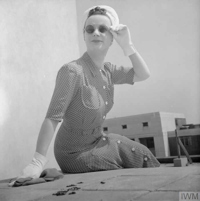 How British Women Kept Their Style During WWII Restrictions (35 Pictures)