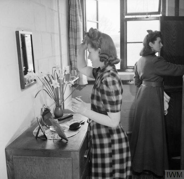 How British Women Kept Their Style During WWII Restrictions (35 Pictures)