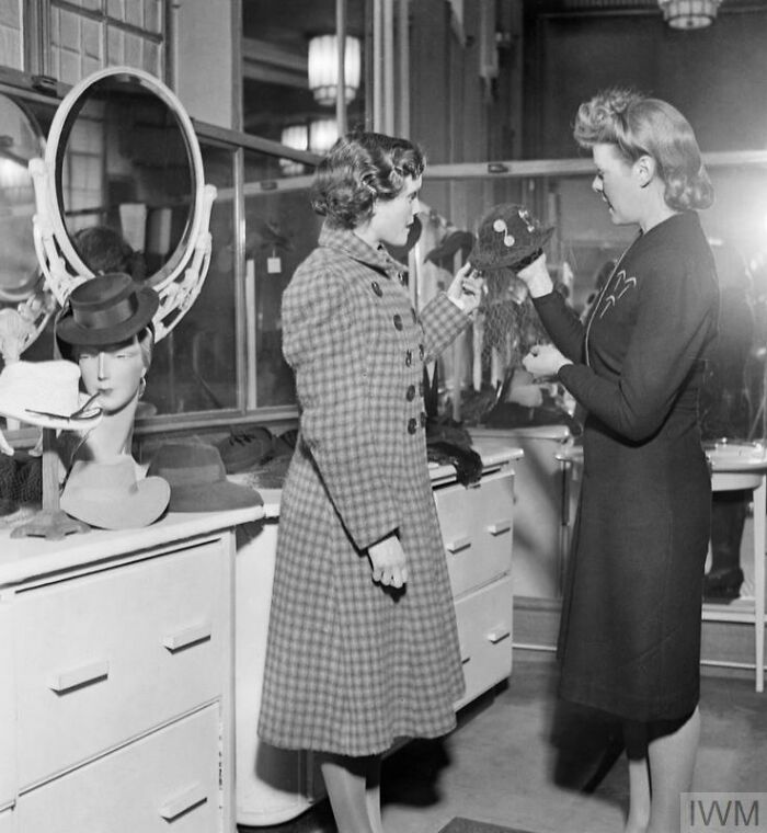 How British Women Kept Their Style During WWII Restrictions (35 Pictures)