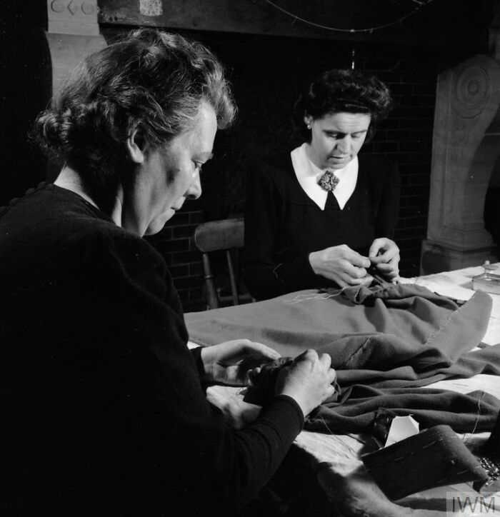 How British Women Kept Their Style During WWII Restrictions (35 Pictures)