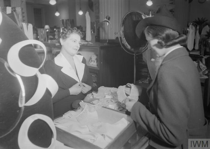 How British Women Kept Their Style During WWII Restrictions (35 Pictures)