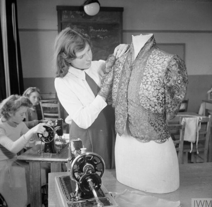 How British Women Kept Their Style During WWII Restrictions (35 Pictures)