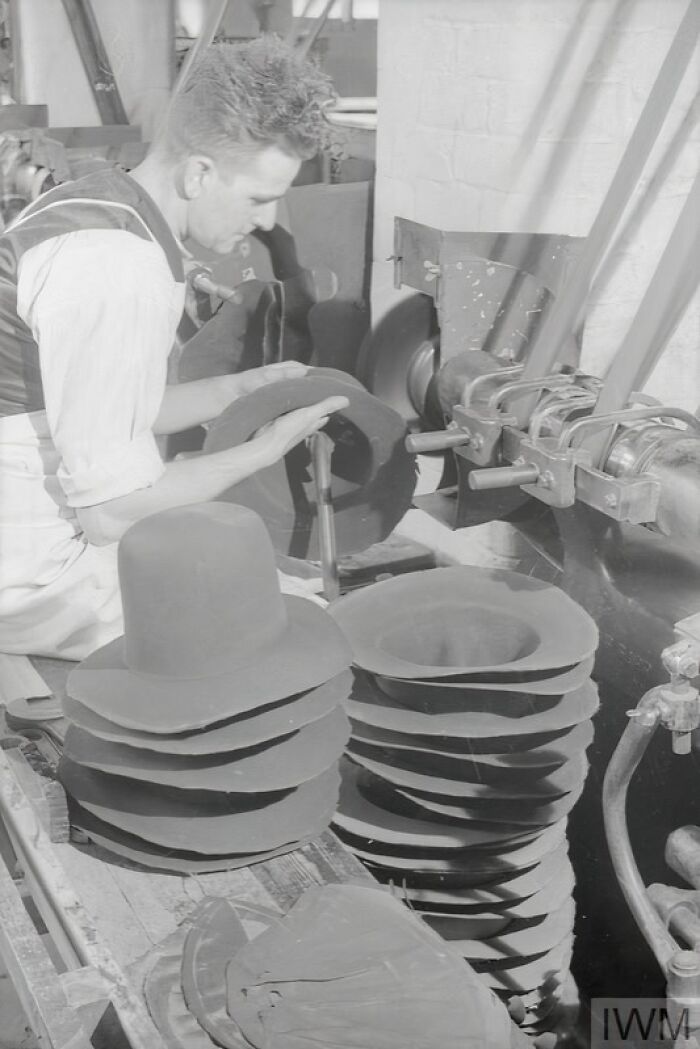 How British Women Kept Their Style During WWII Restrictions (35 Pictures)