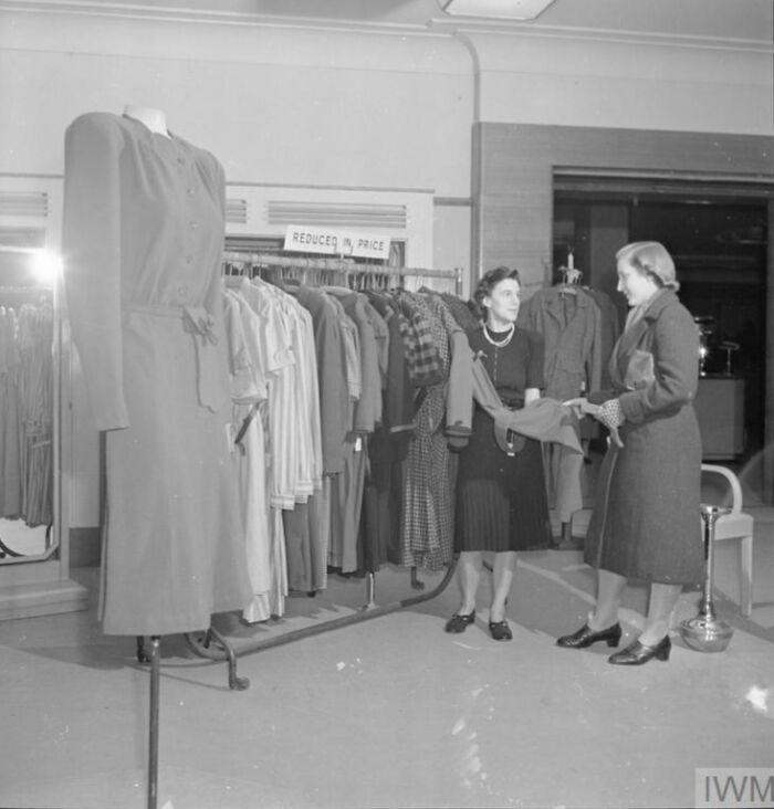 How British Women Kept Their Style During WWII Restrictions (35 Pictures)