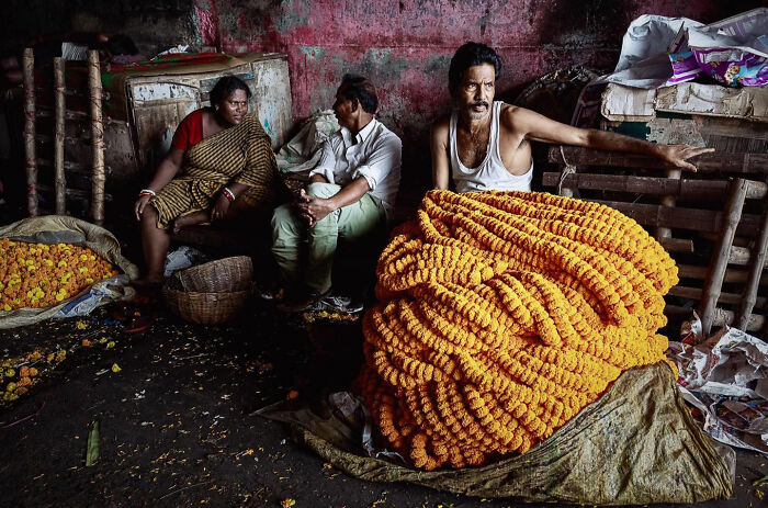 50 Street Photos Showcasing The Unexpected Beauty Of Real Life By Gil Kreslavsky