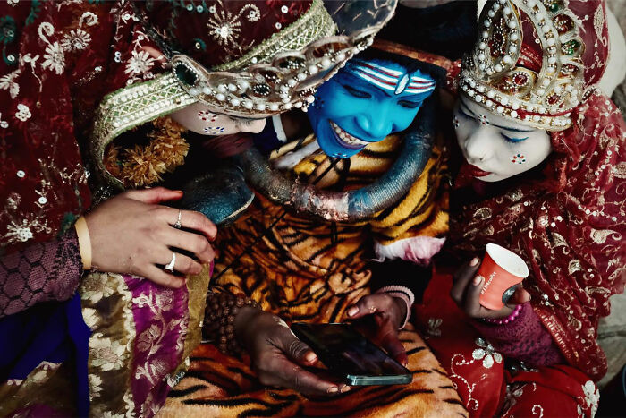 50 Street Photos Showcasing The Unexpected Beauty Of Real Life By Gil Kreslavsky