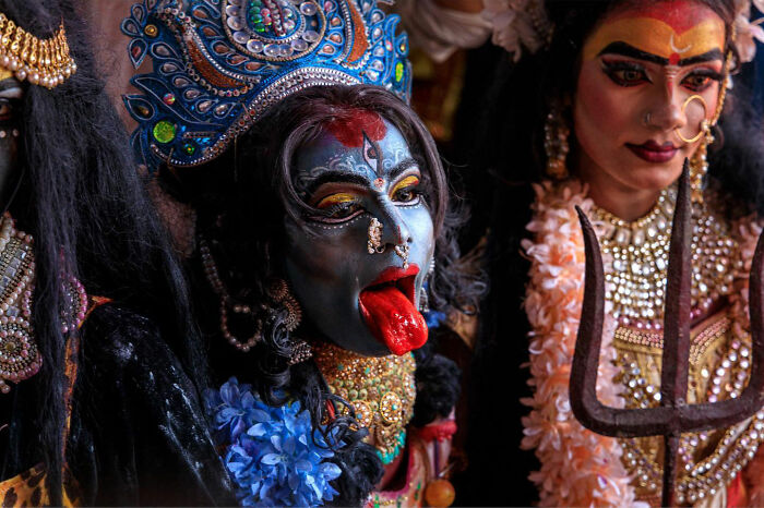 50 Street Photos Showcasing The Unexpected Beauty Of Real Life By Gil Kreslavsky