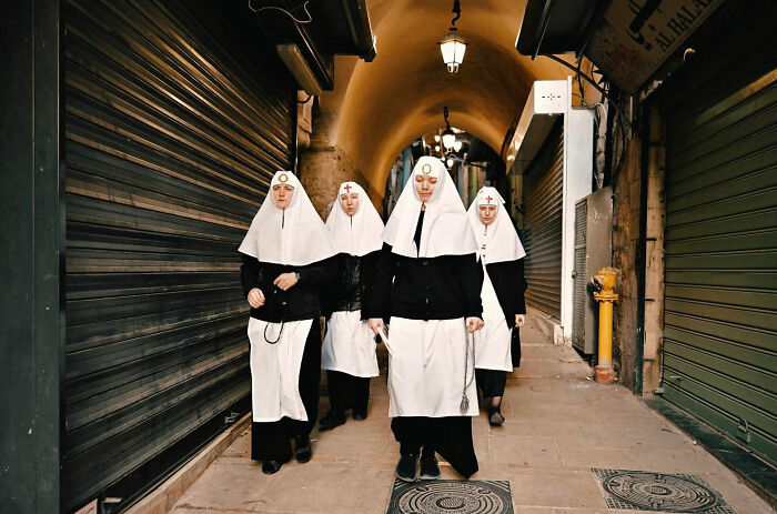 50 Street Photos Showcasing The Unexpected Beauty Of Real Life By Gil Kreslavsky