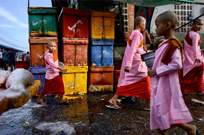 50 Street Photos Showcasing The Unexpected Beauty Of Real Life By Gil Kreslavsky