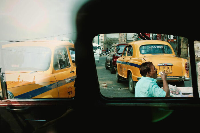 50 Street Photos Showcasing The Unexpected Beauty Of Real Life By Gil Kreslavsky