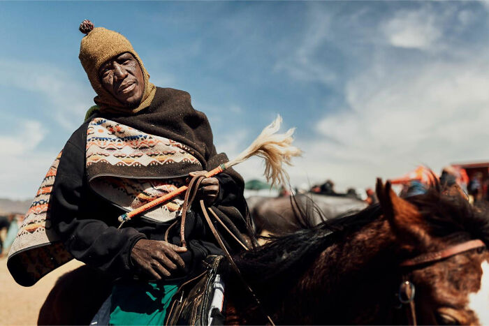 50 Street Photos Showcasing The Unexpected Beauty Of Real Life By Gil Kreslavsky