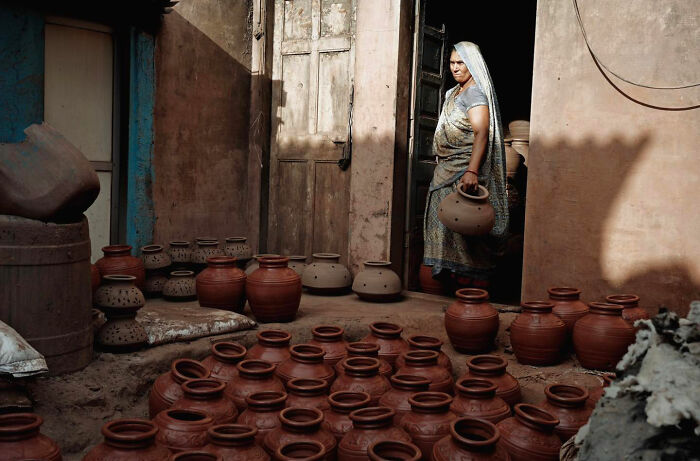 50 Street Photos Showcasing The Unexpected Beauty Of Real Life By Gil Kreslavsky